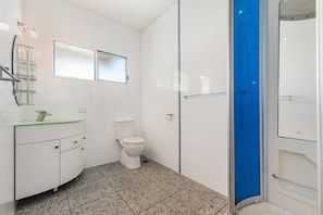 Douche, sèche-cheveux, serviettes fournies