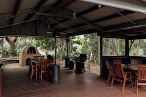 Outdoor dining - Tuckeroo Cottages - Blue Wren Cottage (Rathdowney)
