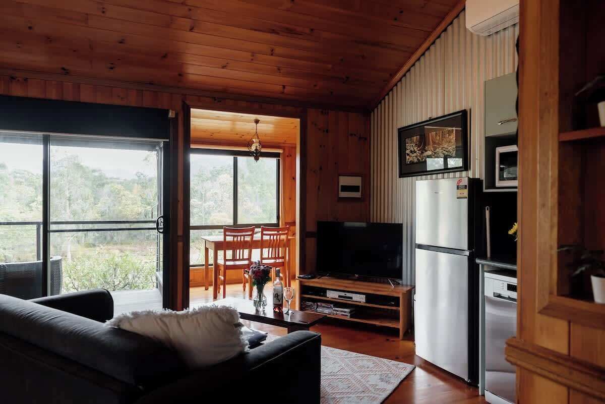 Televisión y chimenea 