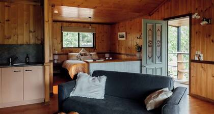 Tuckeroo Cottages - Kookaburra Cottage