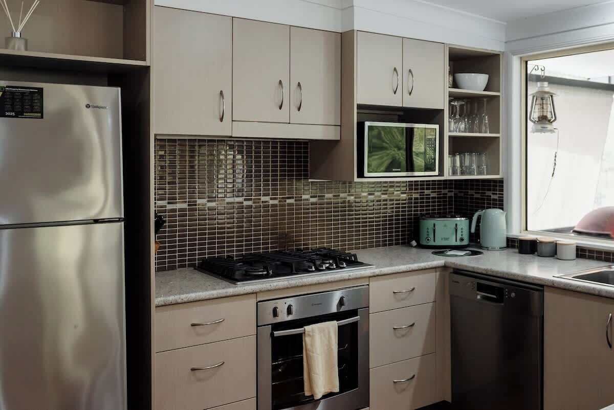 Refrigerador, microondas, horno y parrilla de estufa 