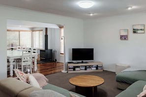 TV, fireplace - Tuckeroo House and Gardens (Rathdowney)