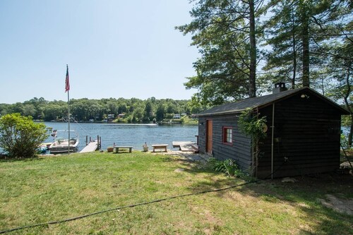 Lakefront Cottage in the Woods w/Sauna Access. Pet-friendly. Abuts State Forest 