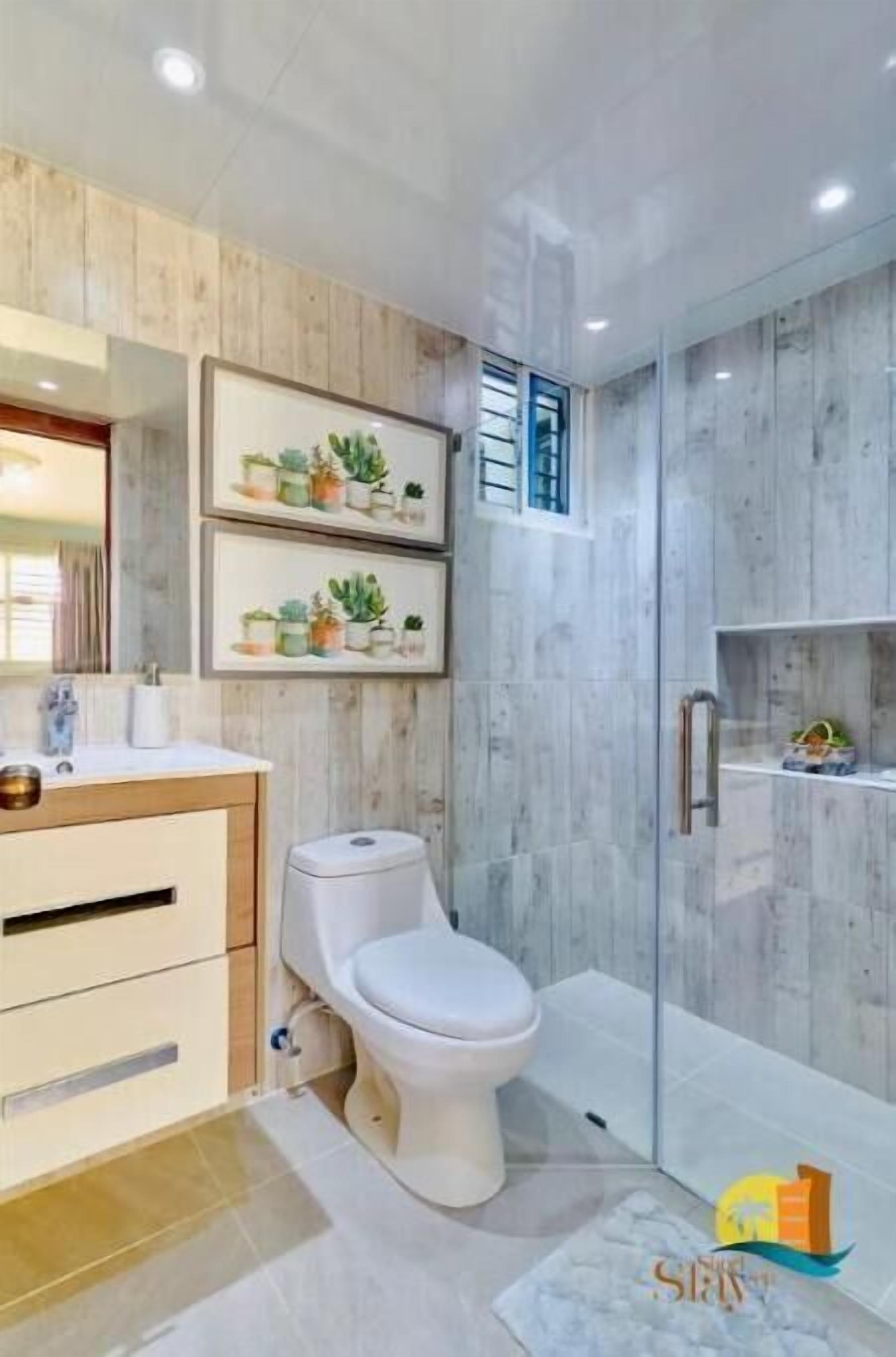 Regadera, toallas, jabón, papel de baño 