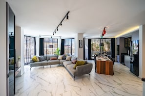 TV connectée, baby-foot, livres