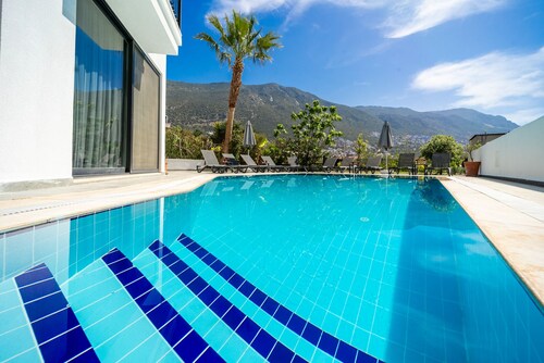 Spacious & private 4-bedroom villa with sea views

