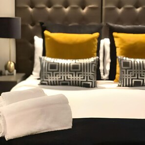 Iron/ironing board, free WiFi, bed sheets - Stylish Studio Apartment In Sydney CBD + Gym (Sydney)