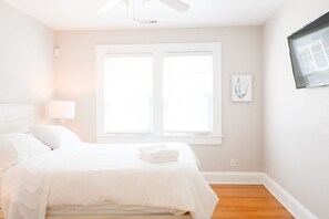 3 quartos, escrivaninha, ferros/tábuas de passar roupa, berço de viagem