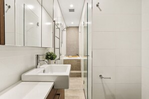 Hair dryer, towels - Renovated Warehouse Conversion In Heart Of Sydney! (Dawes Point)