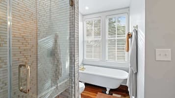 Een douche, een haardroger, shampoo