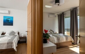 2 slaapkamers, een strijkplank/strijkijzer, reisbedje, gratis wifi