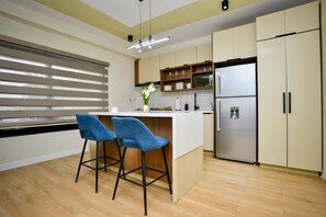 Køleskab, mikrobølgeovn, kogeplade, kaffe-/temaskine