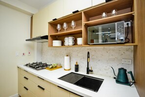 Refrigerador, microondas, parrilla de estufa y cafetera y tetera 