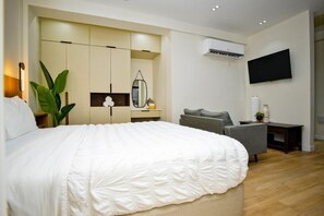 1 bedroom, iron/ironing board, internet, bed sheets - Villa Topenga Luxury Studio (Ocho Rios)