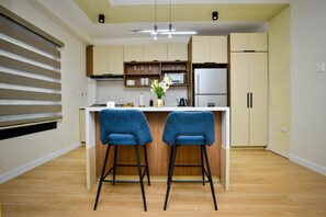 Kylskåp, mikrovågsugn, spishäll och kaffe- och tebryggare