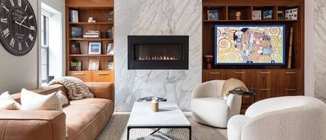 Smart-tv, eldstad, en stereo och kontor