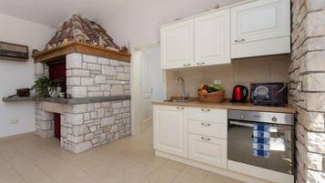 Réfrigérateur, four, plaque de cuisson, cafetiÚre/bouilloire