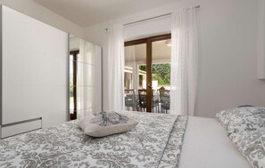 4 bedrooms, iron/ironing board, free WiFi, bed sheets