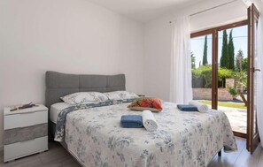 4 bedrooms, iron/ironing board, free WiFi, bed sheets