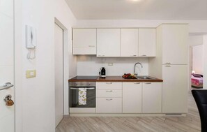 Fridge, oven, stovetop, coffee/tea maker