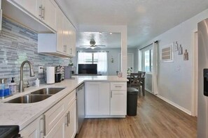 Køleskab, mikrobølgeovn, ovn, kogeplade