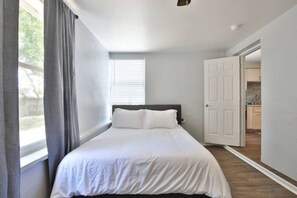 3 chambres, bureau, fer et planche à repasser, lit de bébé portatif