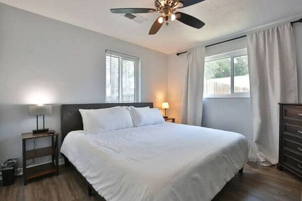 3 عدّة غرف نوم ومكتب ومكواة/لوح كي وسرير سفر