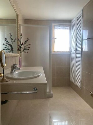 Douche, sèche-cheveux, bidet, serviettes fournies