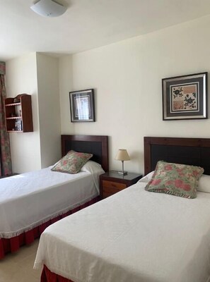 2 chambres, fer et planche à repasser, lit parapluie, Wi-Fi gratuit