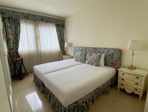 2 chambres, fer et planche à repasser, lit de bébé portatif