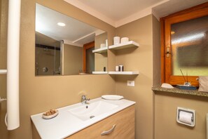 Een douche, een haardroger, handdoeken