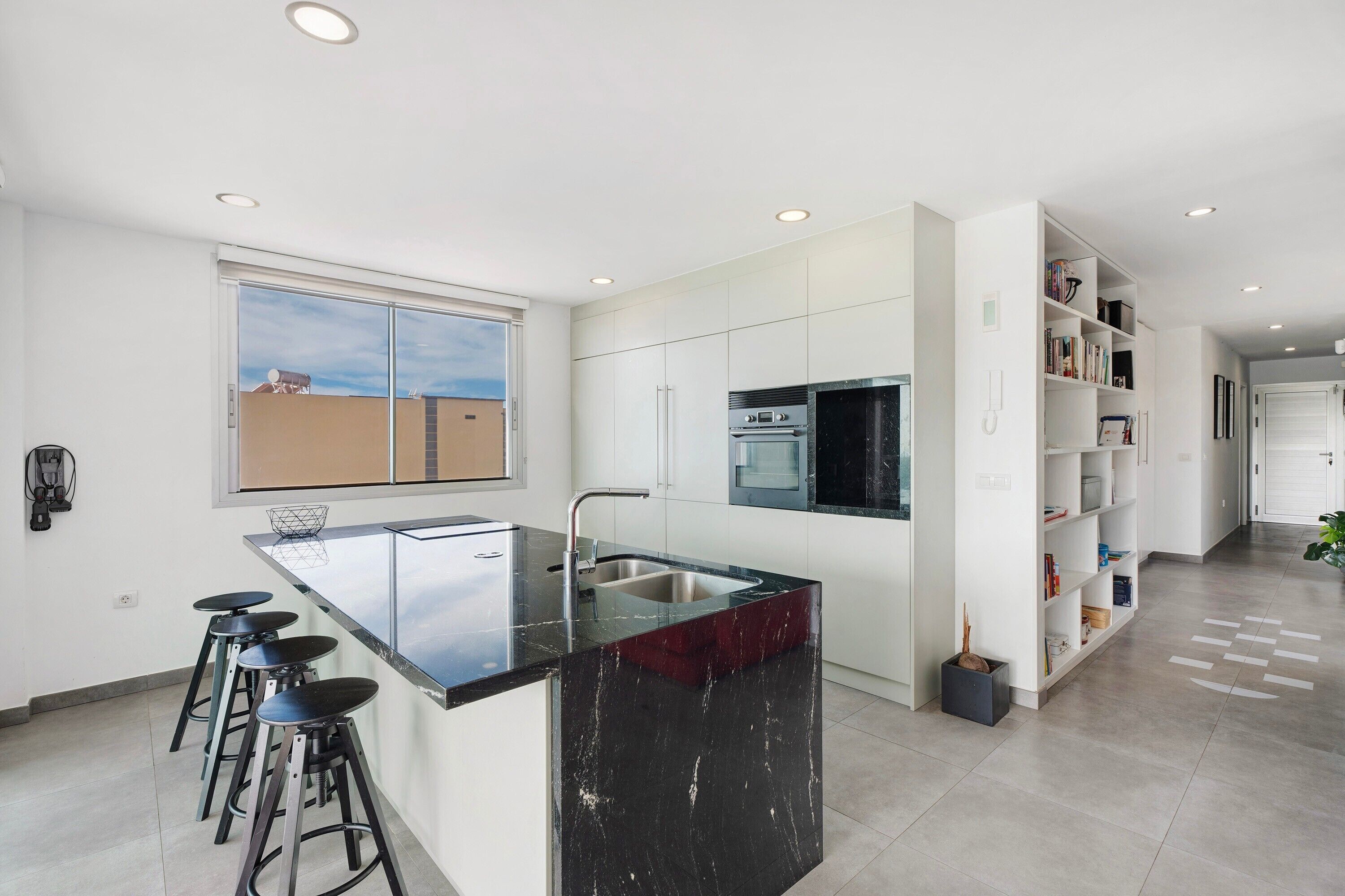 Réfrigérateur, plaque de cuisson, lave-vaisselle, cafetière/bouilloire