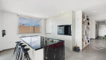 Réfrigérateur, plaque de cuisson, lave-vaisselle, cafetière/bouilloire