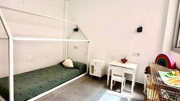 4 bedrooms, iron/ironing board, free WiFi, bed sheets