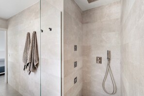 Shower, towels - Vacation Villa 'Tulio Homme 2' with Sea View, Private Pool, and Wi-Fi (Adeje)