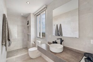 Shower, towels - Vacation Villa 'Tulio Homme 2' with Sea View, Private Pool, and Wi-Fi (Adeje)