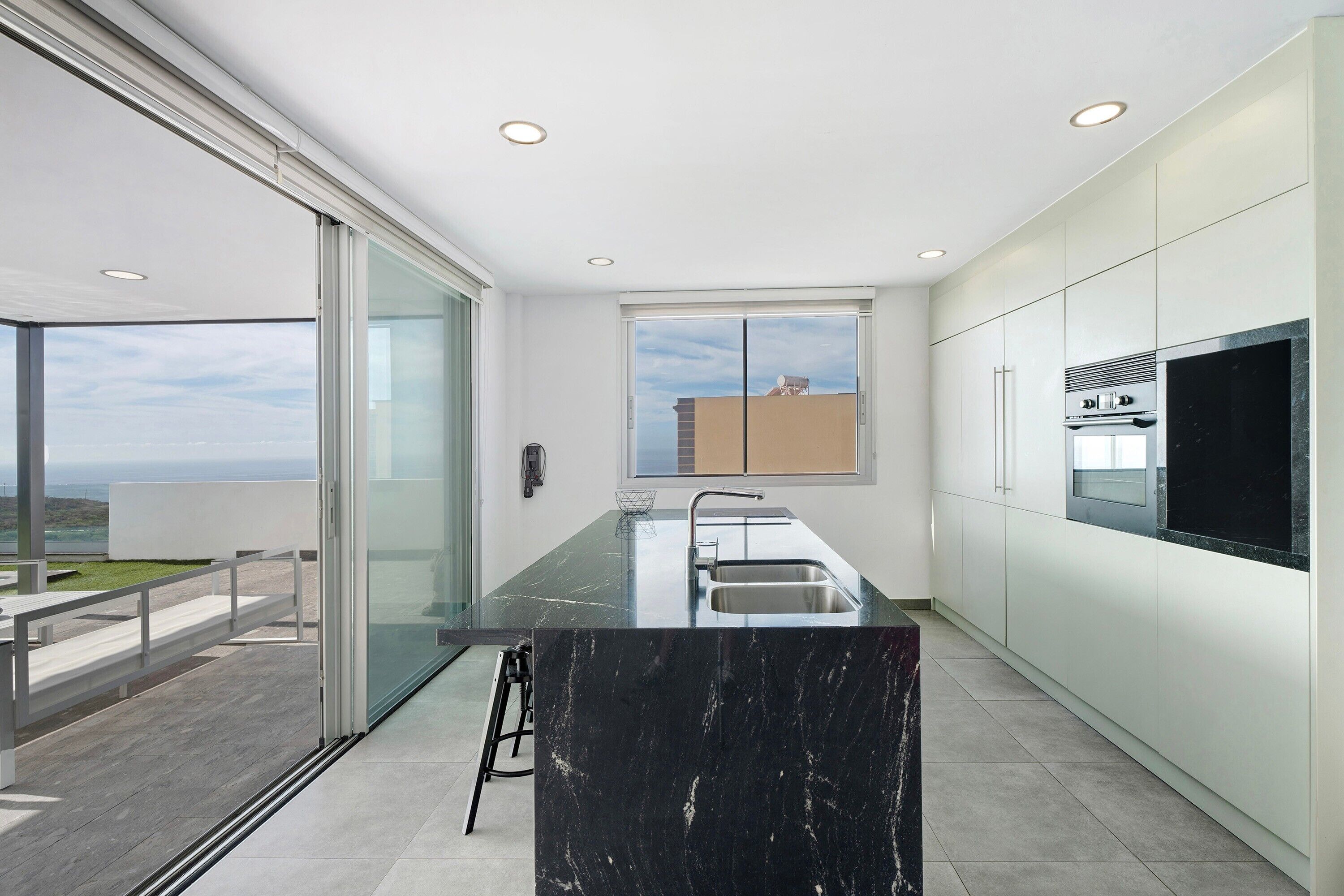 Een koelkast, een kookplaat, een vaatwasser