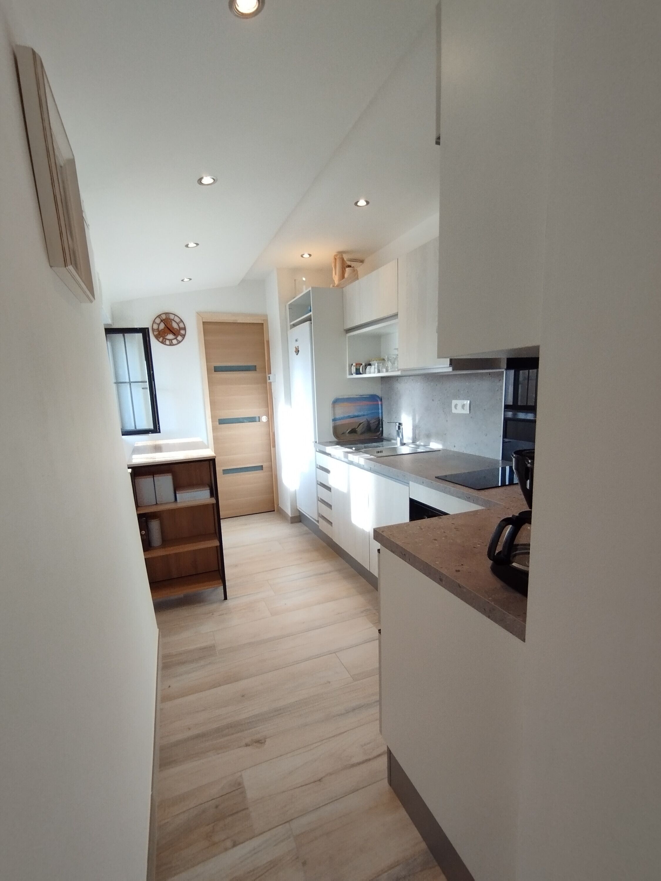 ثلاجة، ميكروويف، فرن، موقد طهي مسطح