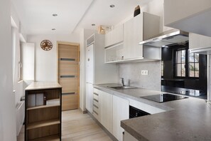 Refrigerador, microondas, horno, placa de cocina