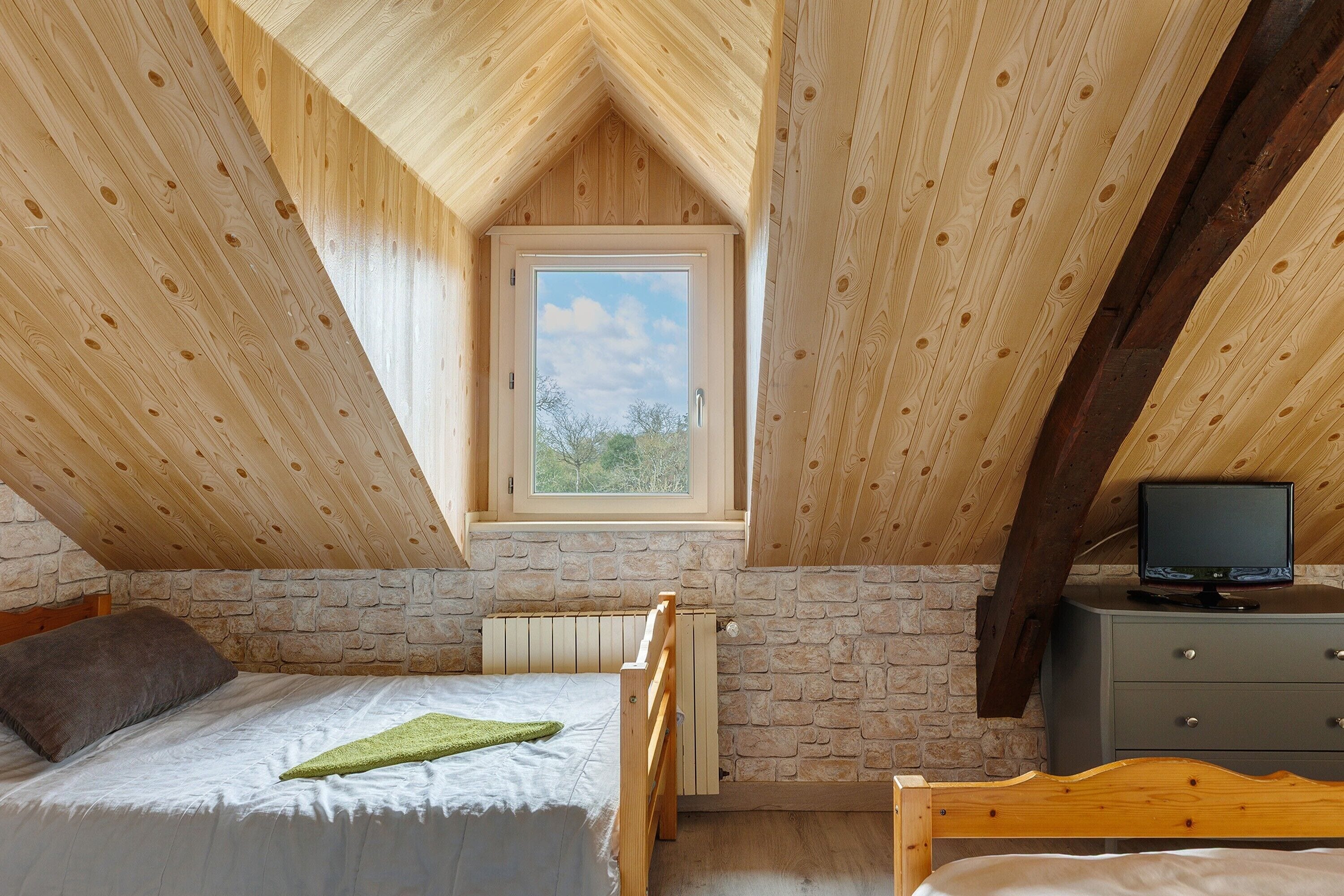 4 bedrooms, iron/ironing board, free WiFi, bed sheets