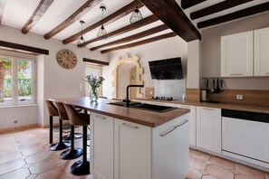 Fridge, microwave, oven, stovetop - Holiday Home 'O Gîte Bleu' with Private Pool, Private Garden and Wi-Fi (Huillé)