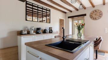 Jääkaappi, mikroaaltouuni, uuni, liesi