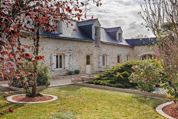 Exterior - Holiday Home 'Gîte Bleu Pour 14 Personnes' with Private Terrace and Wi-Fi (Huillé)