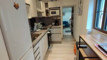 Frigorifero, microonde, forno, piano cottura