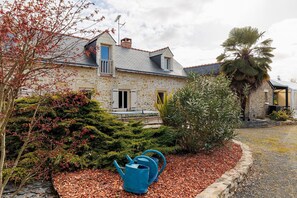 Exterior - Holiday Home 'Gîte Bleu Pour 14 Personnes' with Private Terrace and Wi-Fi (Huillé)