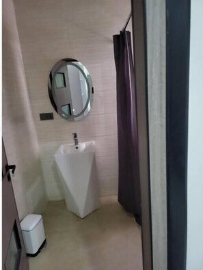 Dusj, håndklær, såpe og sjampo