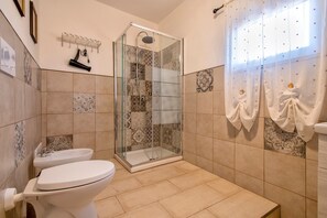 Regadera, secadora de cabello, toallas 