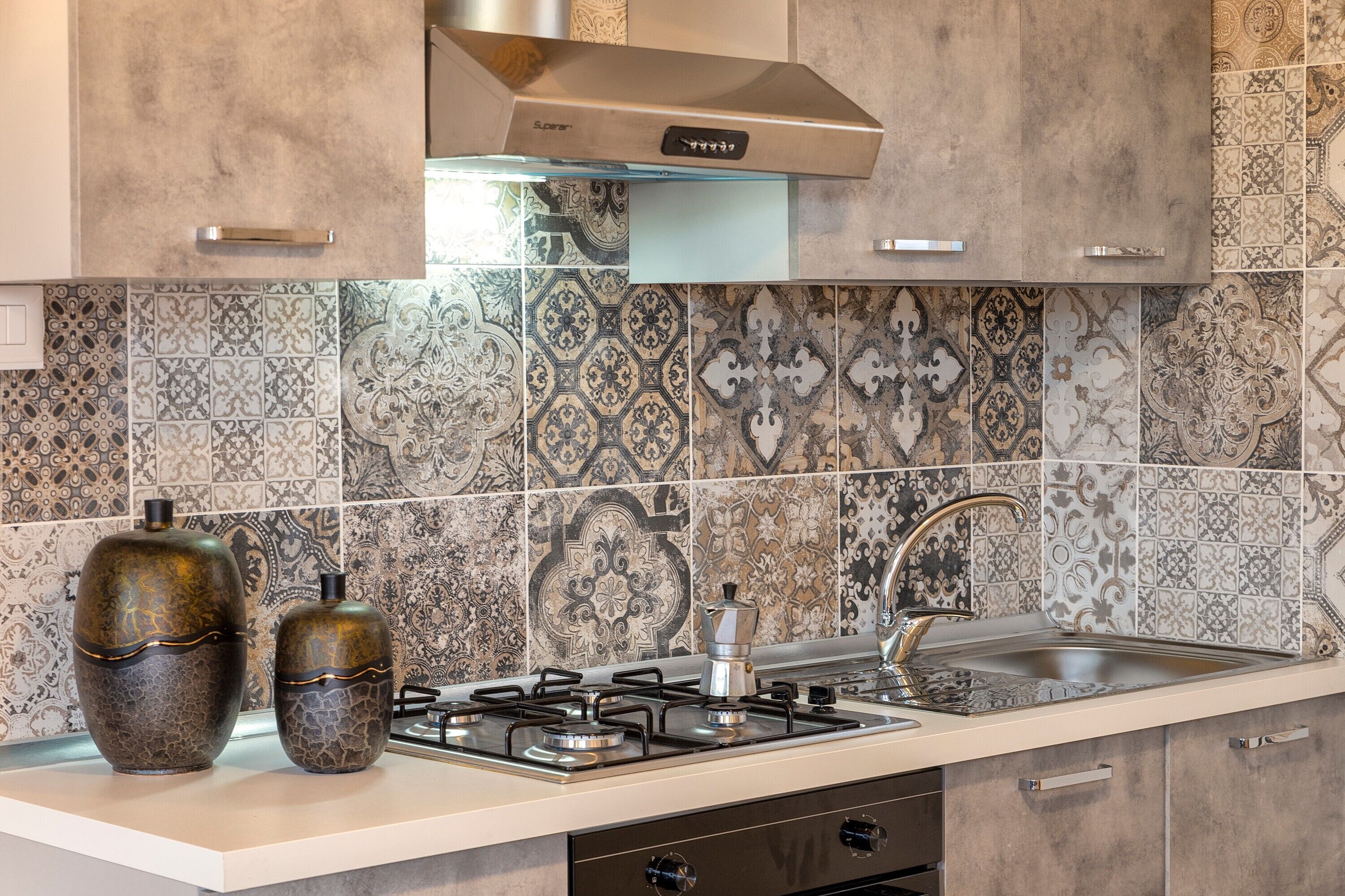 Kühlschrank, Ofen, Herdplatte, Wasserkocher mit Kaffee-/Teezubehör