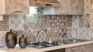 Réfrigérateur, four, plaque de cuisson, cafetiÚre/bouilloire