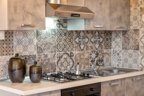 Réfrigérateur, four, plaque de cuisson, cafetière/bouilloire